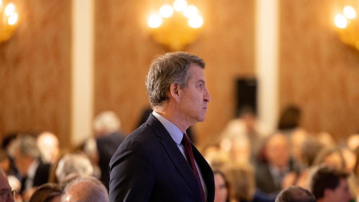 El presidente del Partido Popular, Alberto Núñez Feijóo, llega a un desayuno informativo de Fórum Europa, en el Hotel Four Seasons de Madrid, este martes.