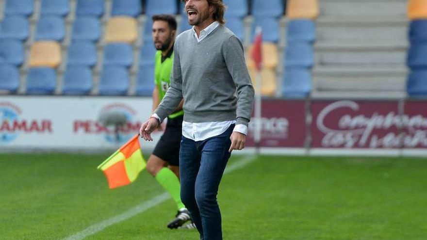 Luismi da instrucciones durante el encuentro de ayer frente a la Ponferradina. // Gustavo Santos