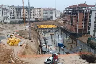 El parking en obras de Ponte Canedo, el único de pago en marcha, mientras los 6 gratuitos llevan años en espera