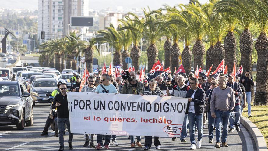 Atasco en la avenida de Dénia por la manifestación de conductores del autobús interurbano de Alicante