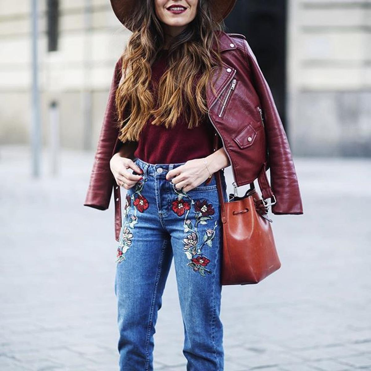 Los jeans bordados con flores de Paula Ordovás