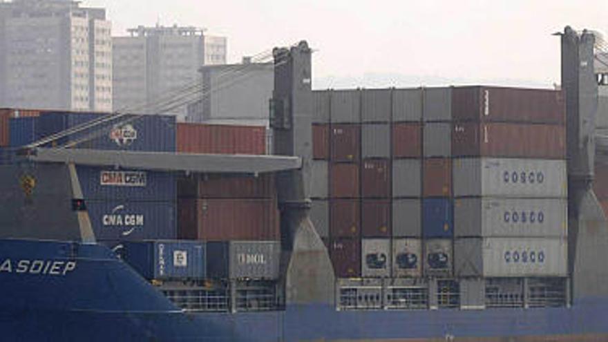 Un buque mercante carga contenedores en el puerto de A Coruña.