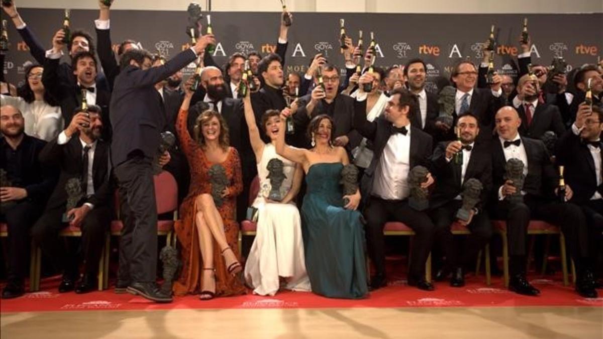 Foto familia de los premiados en la gala de los Goya 2017