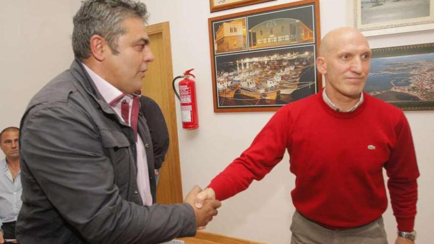 Tomás Fajardo (d.) saluda al candidato de Pontevedra, Juan Manuel Gregorio, tras la votación.