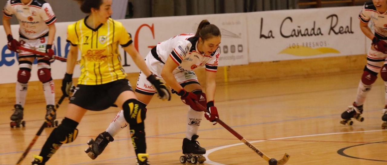 Sara Roces, con la bola en el partido ante el Palau. | Ángel González