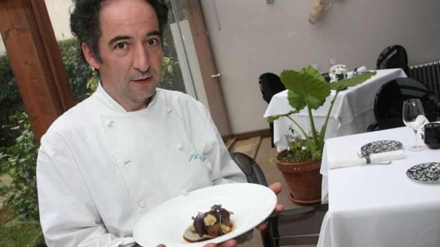 José Antonio Campoviejo mostrando uno de sus platos en su restaurante de Arriondas.