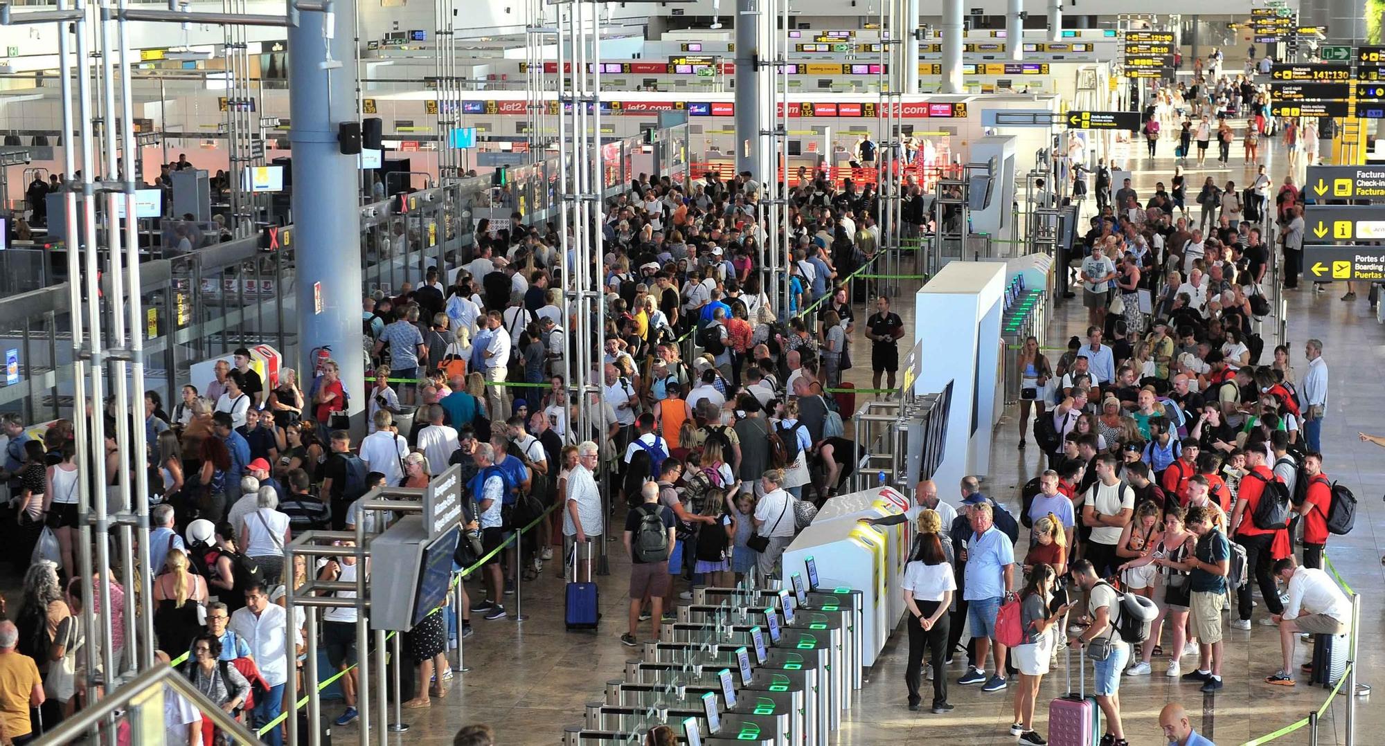 La huelga de los vigilantes de la seguridad del aeropuerto Alicante-Elche colapsa las salidas