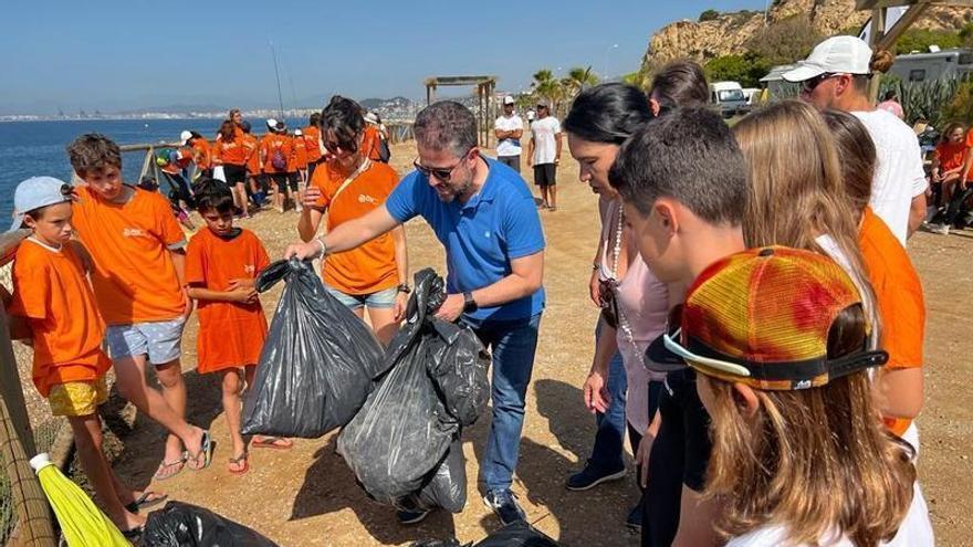 Un centenar de voluntarios recoge media tonelada de residuos en La Araña y el Peñón del Cuervo