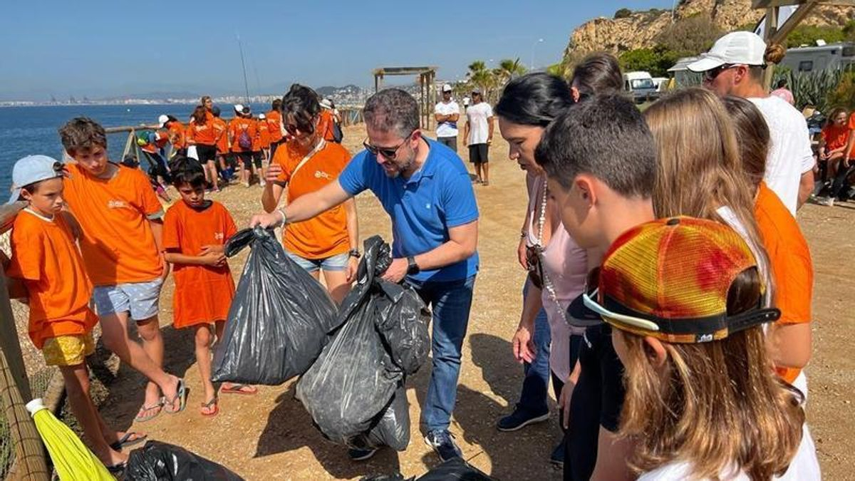 Los voluntarios se dividieron en equipos para la recogida de residuos.