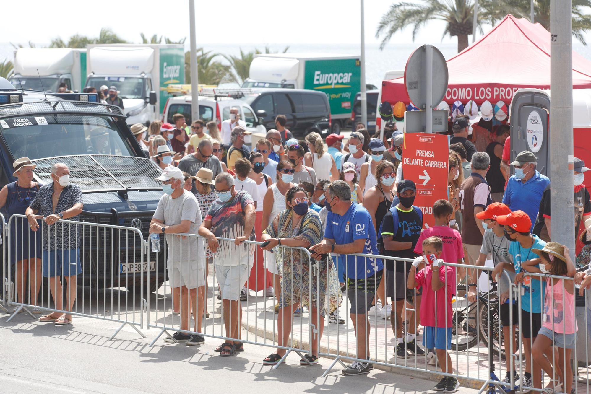 Así se ha vivido el arranque de la octava etapa de la Vuelta en Santa Pola