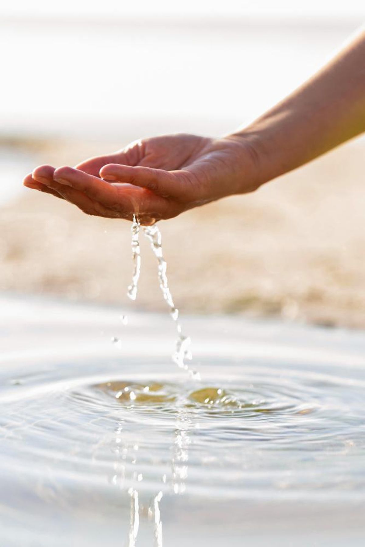 Imagen de archivo de una persona cogiendo agua.