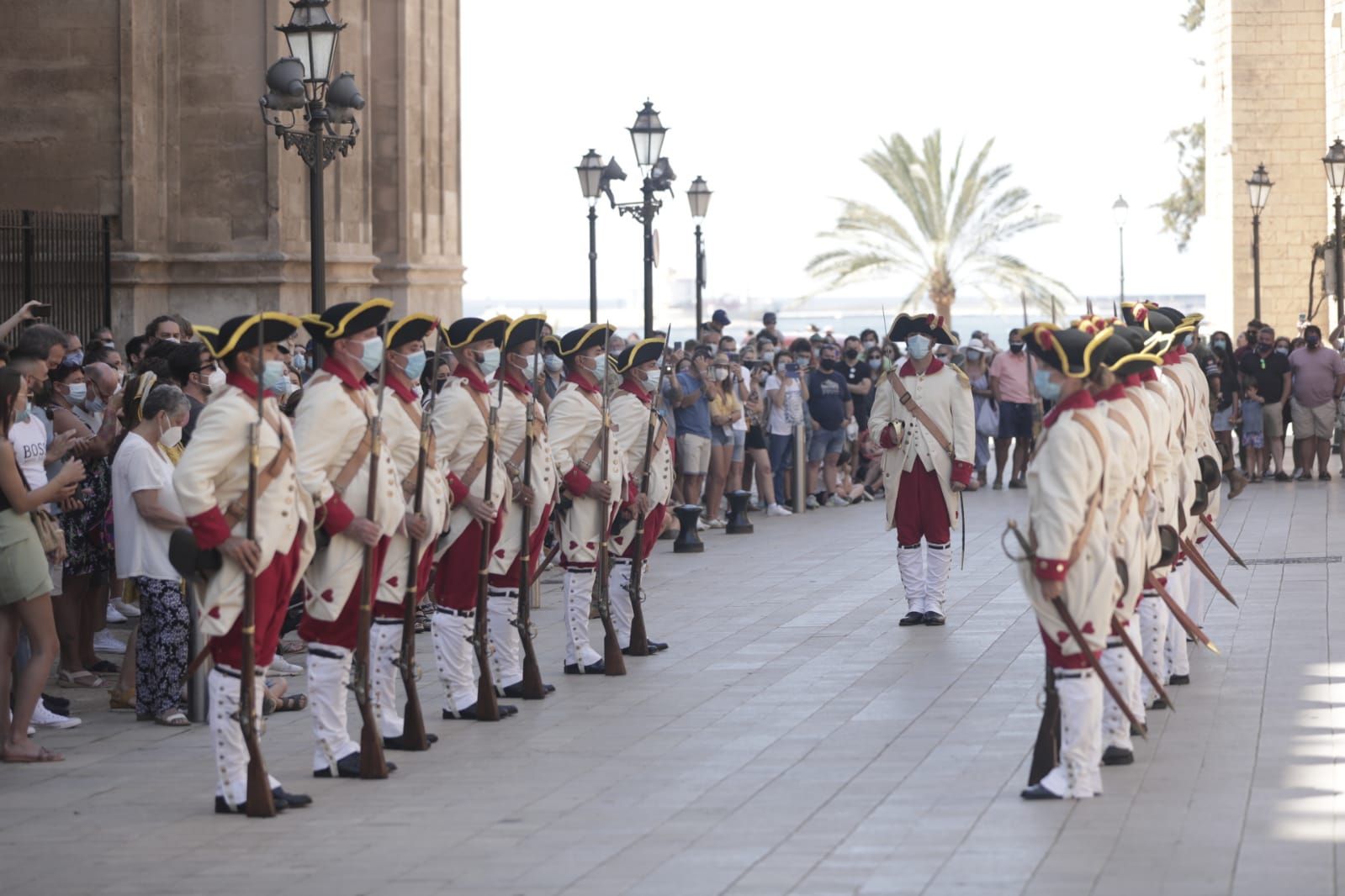 Vuelve el relevo de la Guardia de Honor del Palacio de la Almudaina