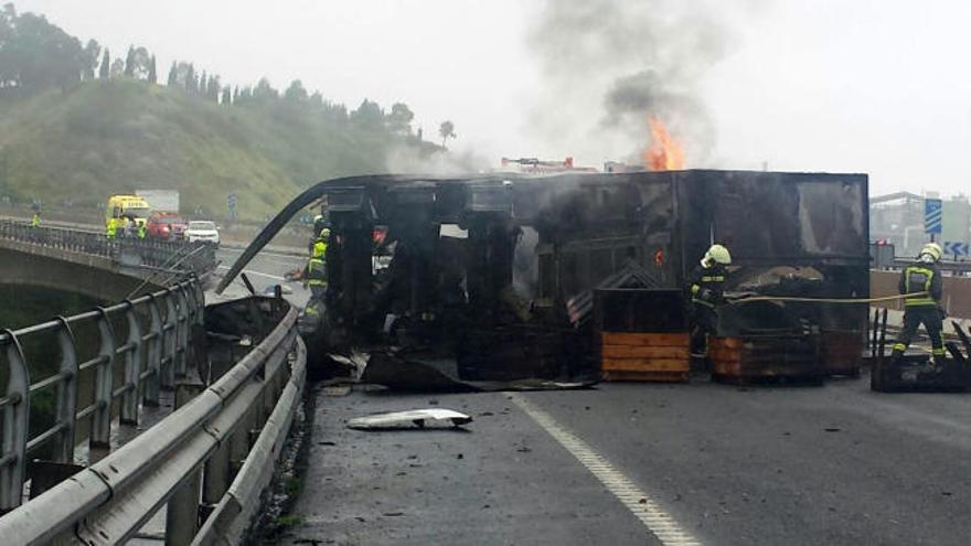 Muere al incendiarse su camión y caer desde un viaducto en Cantabria
