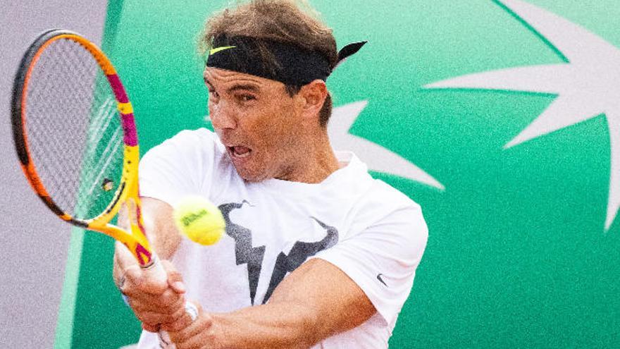 Nadal golpea la bola durante su entrenamiento de ayer.