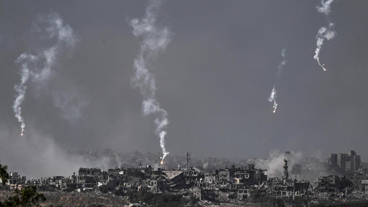 Fotografía tomada desde la ciudad de Sderot muestra cohetes lanzados por las tropas israelíes sobre el norte de la Franja de Gaza, este lunes.