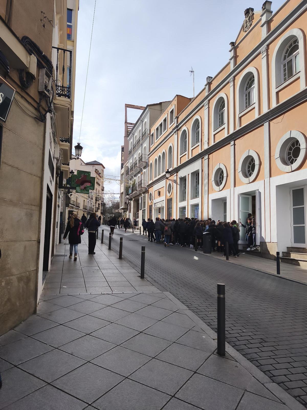 Excursión escolar saliendo del Gran Teatro.