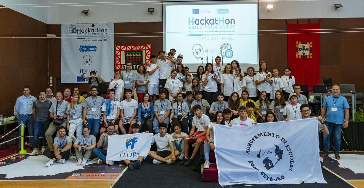 Foto de familia de los alumnos de Flors i de centros educativos de Aveiro, en el concurso de robótica.
