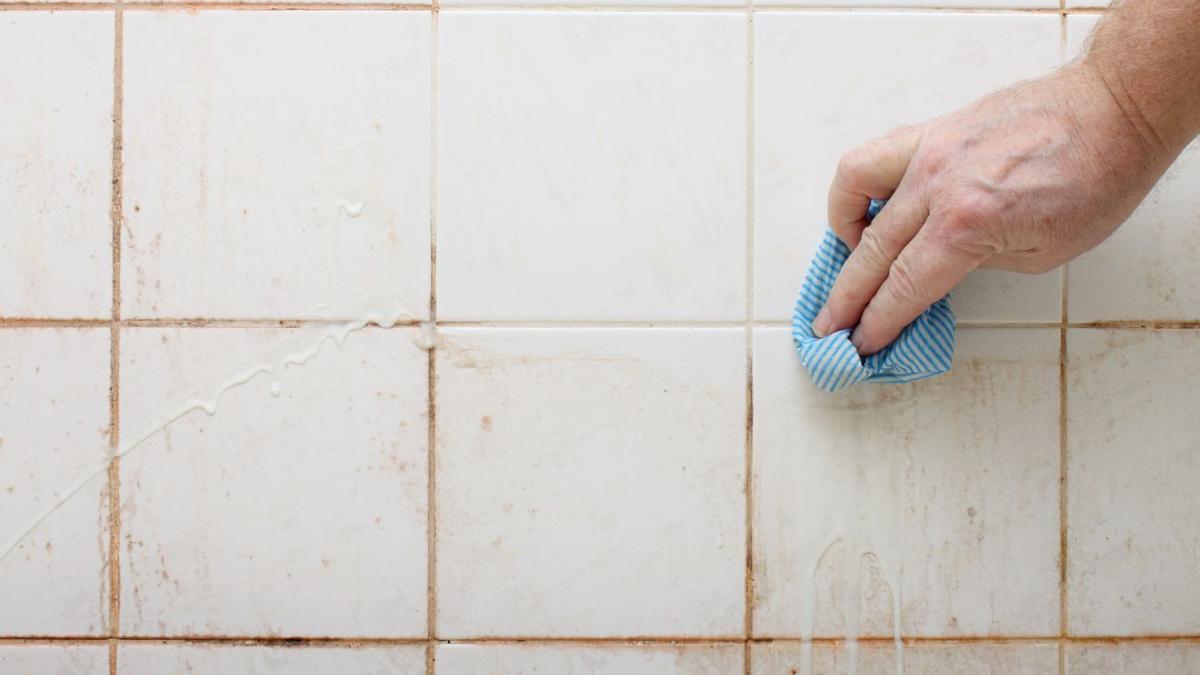 LIMPIAR AZULEJOS DEL BAÑO  ¿Cómo limpiar las baldosas del baño? El truco  para dejar