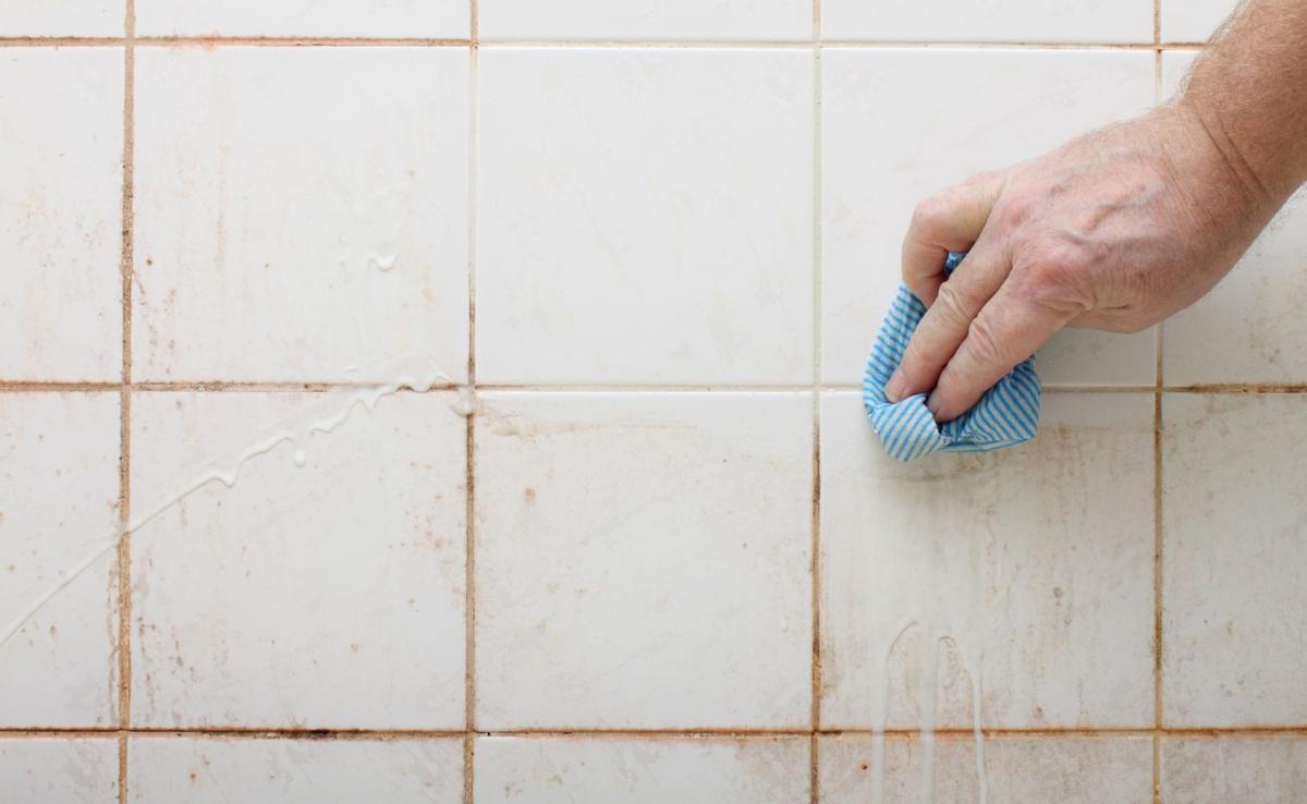 LIMPIAR AZULEJOS DEL BAÑO | ¿Cómo limpiar las baldosas del baño? El truco para dejar los azulejos relucientes
