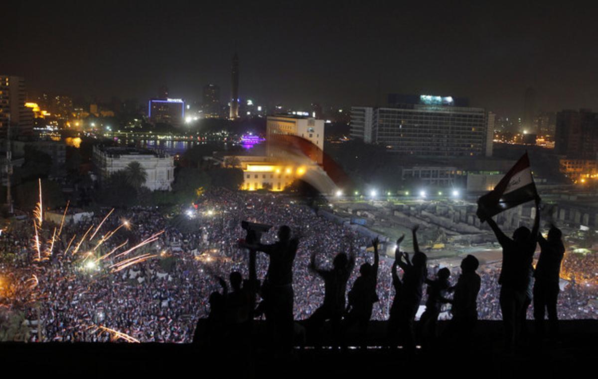 Egipcis enarboren banderes davant de l’espectacle de la plaça de Tahrir. Egipcis enarboren banderes davant de l’espectacle de la plaça de Tahrir.
