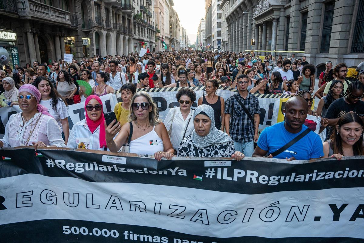Manifestació antiracista convocada a Barcelona el juny passat, on els manifestants portaven una pancarta amb el missatge "Regularització ja"