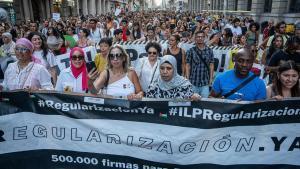 Manifestación antirracista convocada en Barcelona el pasado junio, donde los manifestantes portaban una pancarta con el mensaje Regularización ya