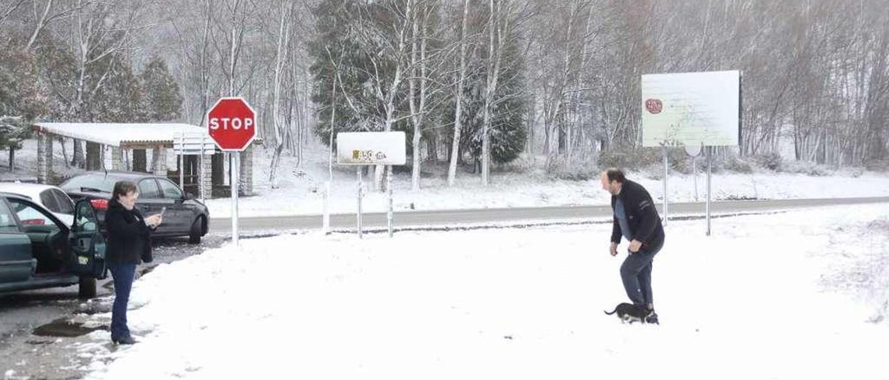 Jugando con la nieve ayer en O Bande, Ourense. // Jesús Regal