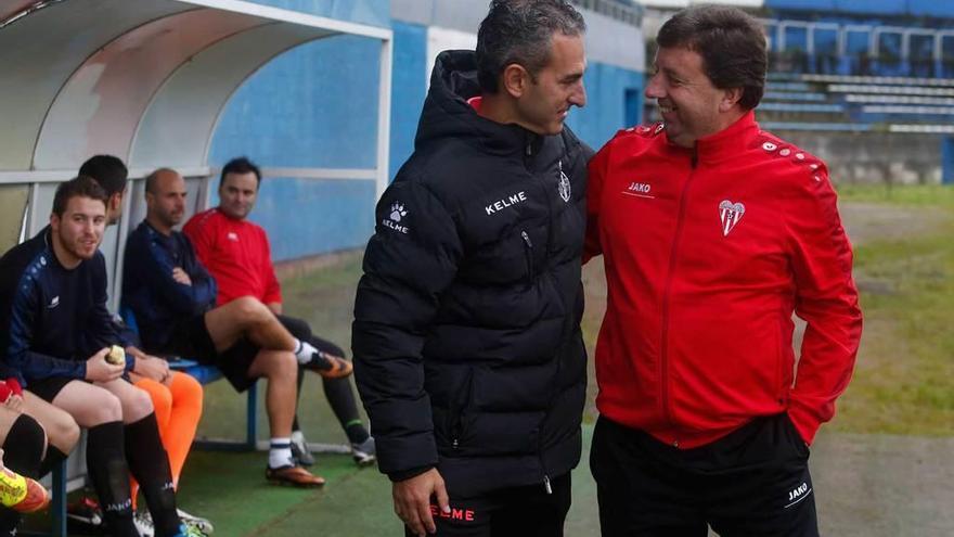 Marcos Suárez, a la derecha, y Pablo Lago se saludan antes del partido de ida en el Suárez Puerta.