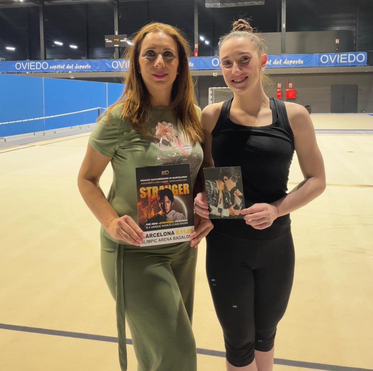 Olga López de Zubiria y Itziar Ordóñez en el Corredoria Arena con una imagen de Dimash.