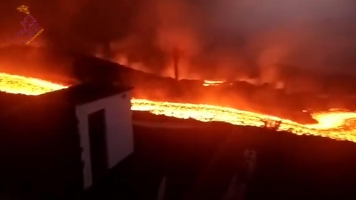 Río de lava del volcán de La Palma bajando por la zona de Las Manchas