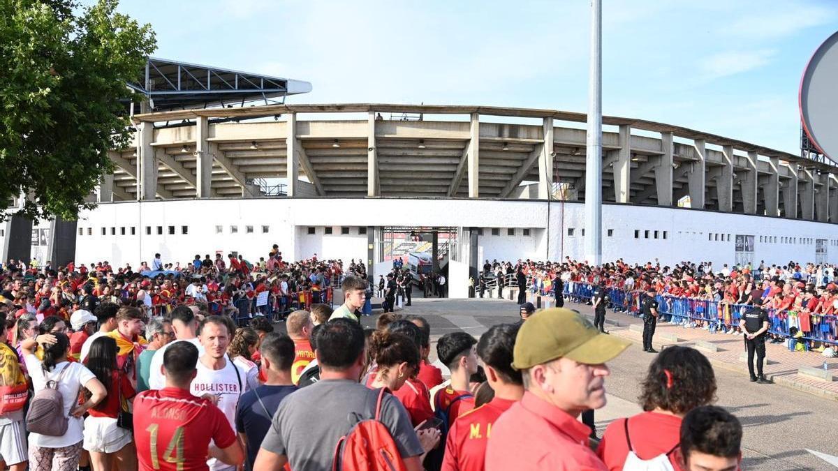 La afición, en los aledaños del Nuevo Vivero para recibir al bus de jugadores