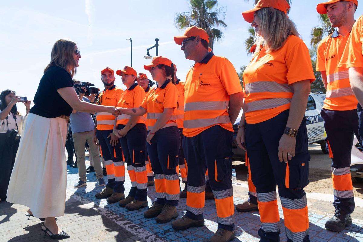 La alcaldesa saluda a los miembros del equipo de limpieza