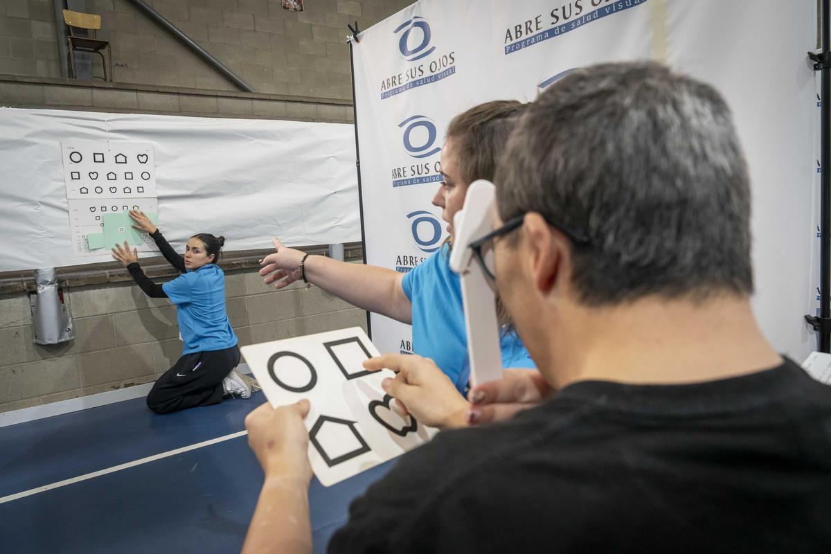 Sant Adrià ofrece revisiones gratuitas de vista y oído a más de 600 personas vulnerables