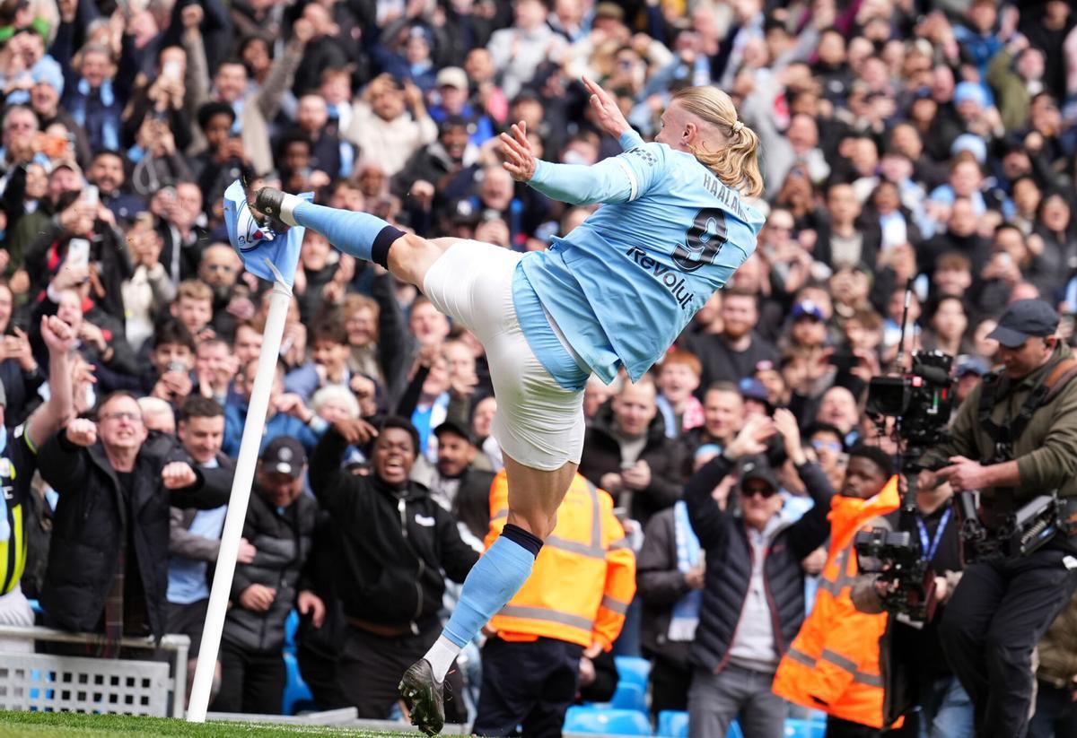 Haaland celebra su segundo gol de este sábado ante el Liverpool.