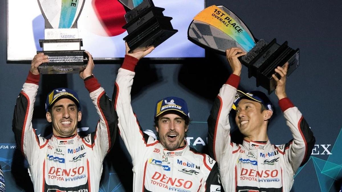 Sebastien Buemi, Fernando Alonso y Kazuki Nakajima celebran, en el podio de Sebring, un nuevo triunfo, con Toyota, en el Mundial de Resistencia.