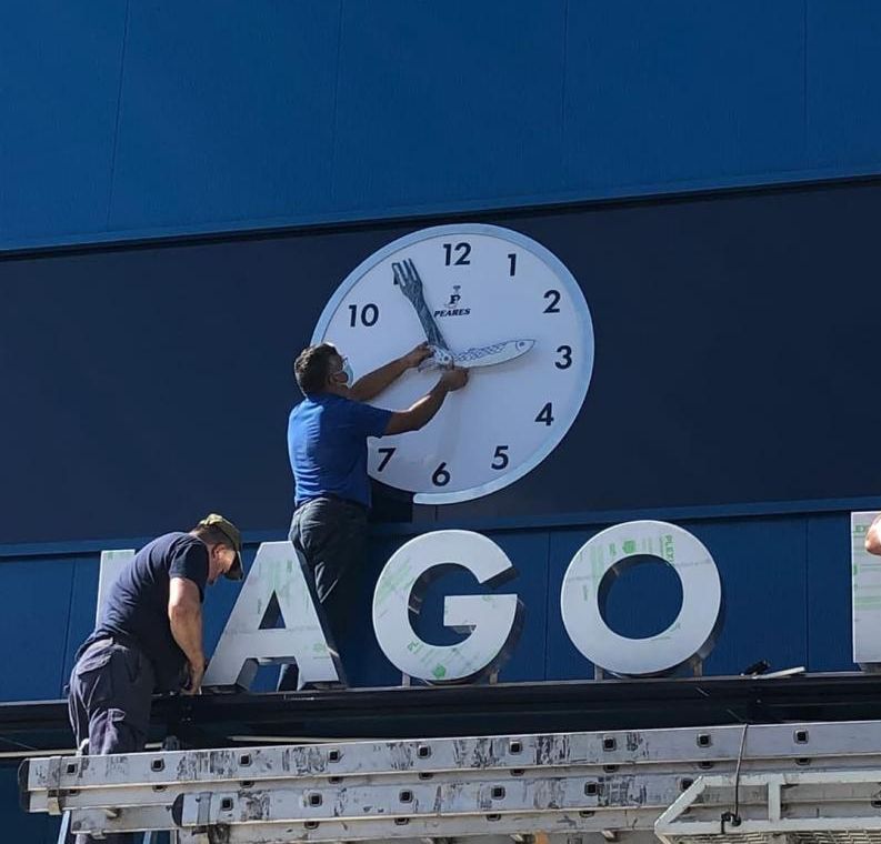 La instalación del reloj en la nueva sede de la conservera. | // L.P.