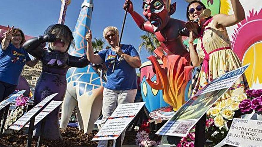 Festeras de la hoguera Port d&#039;Alacant celebrando el premio a la crítica de INFORMACIÓN 2018.