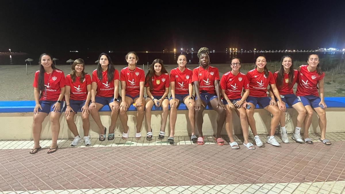 Equipo del Cacereño Femenino en la playa de Melilla.