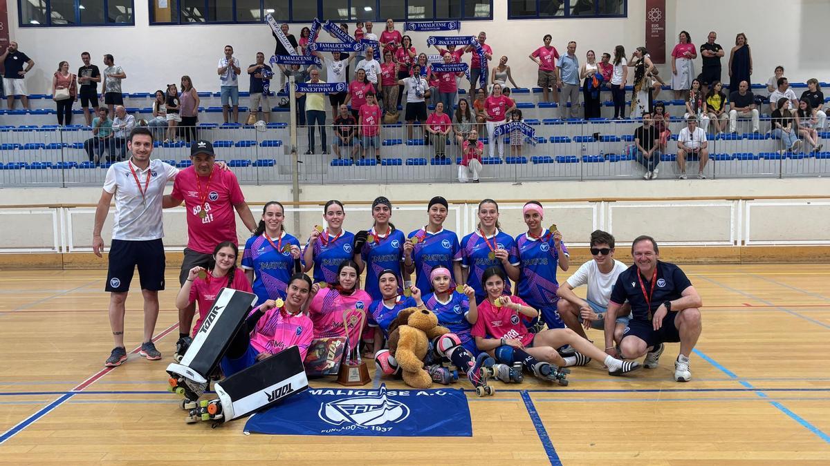 El equipo de campeonas, con miembros del equipo técnico y "Risto", su entrenador, primero por la izquierda en la imagen.