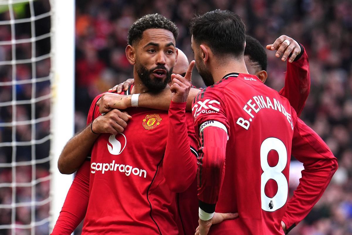 Matheus Cunha, junto a Bruno Fernandes, celebrando un gol del Manchester United ante el Aston Villa