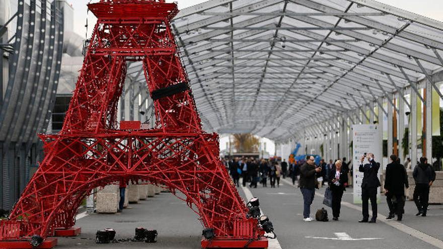 Vista de la torre Eiffel elaborada con sillas recicladas durante la Cumbre del Clima que se celebra al norte de París.