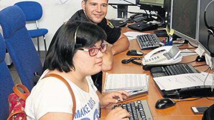 La policía acerca a discapacitados de Castellón los servicios del 091
