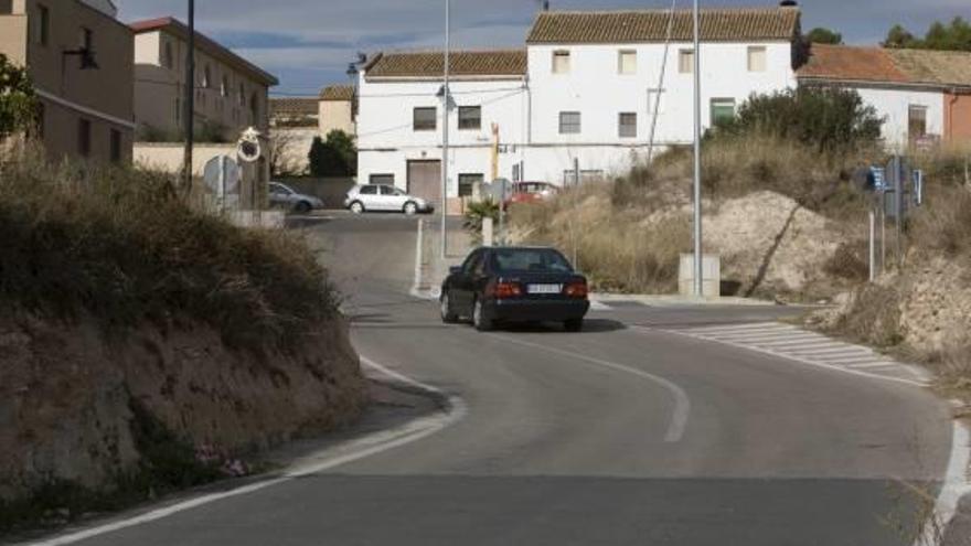 La carretera CV-567 a su paso por Cerdà, ayer.