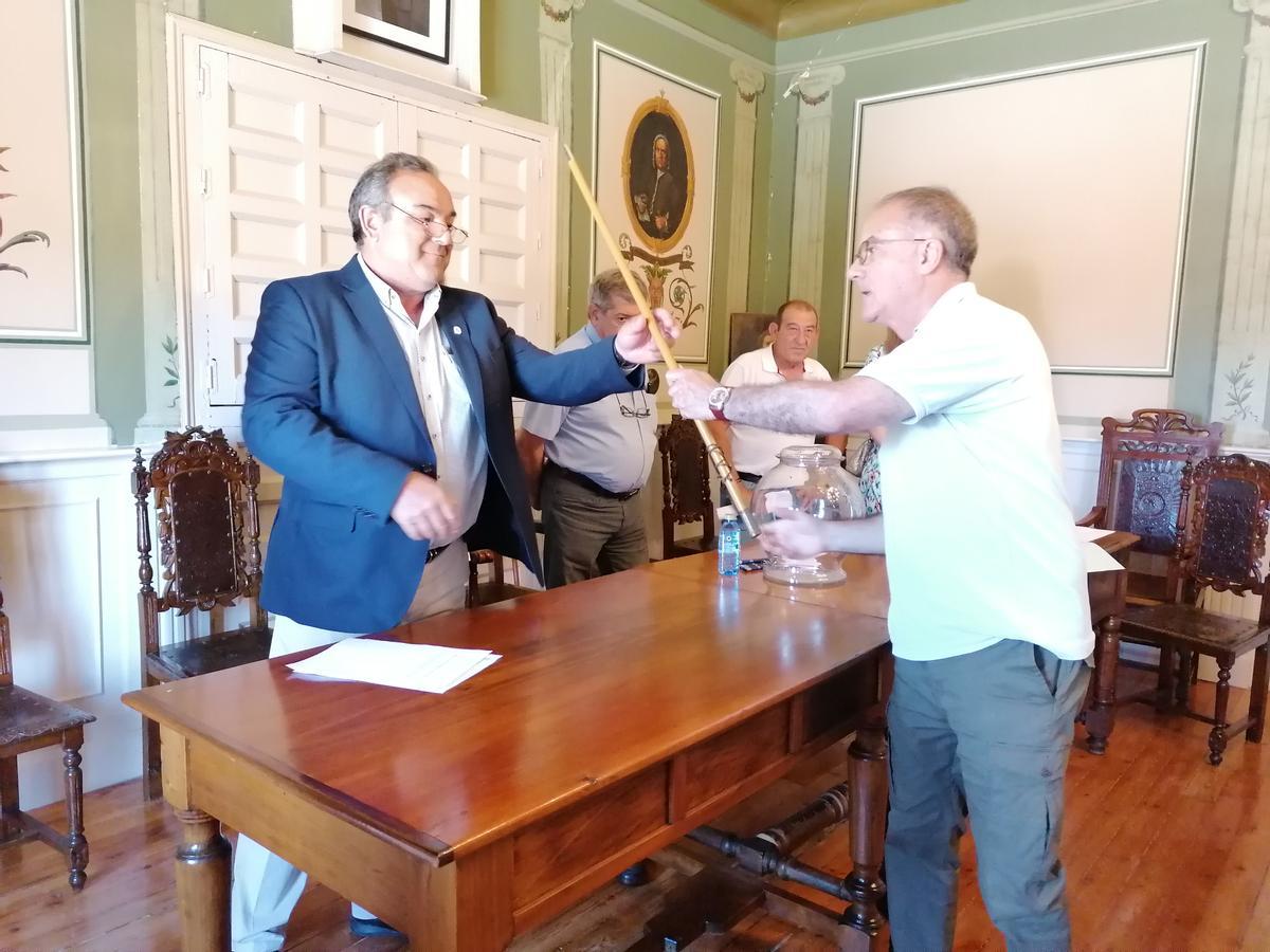 El secretario municipal entrega el bastón de mando a Segovia