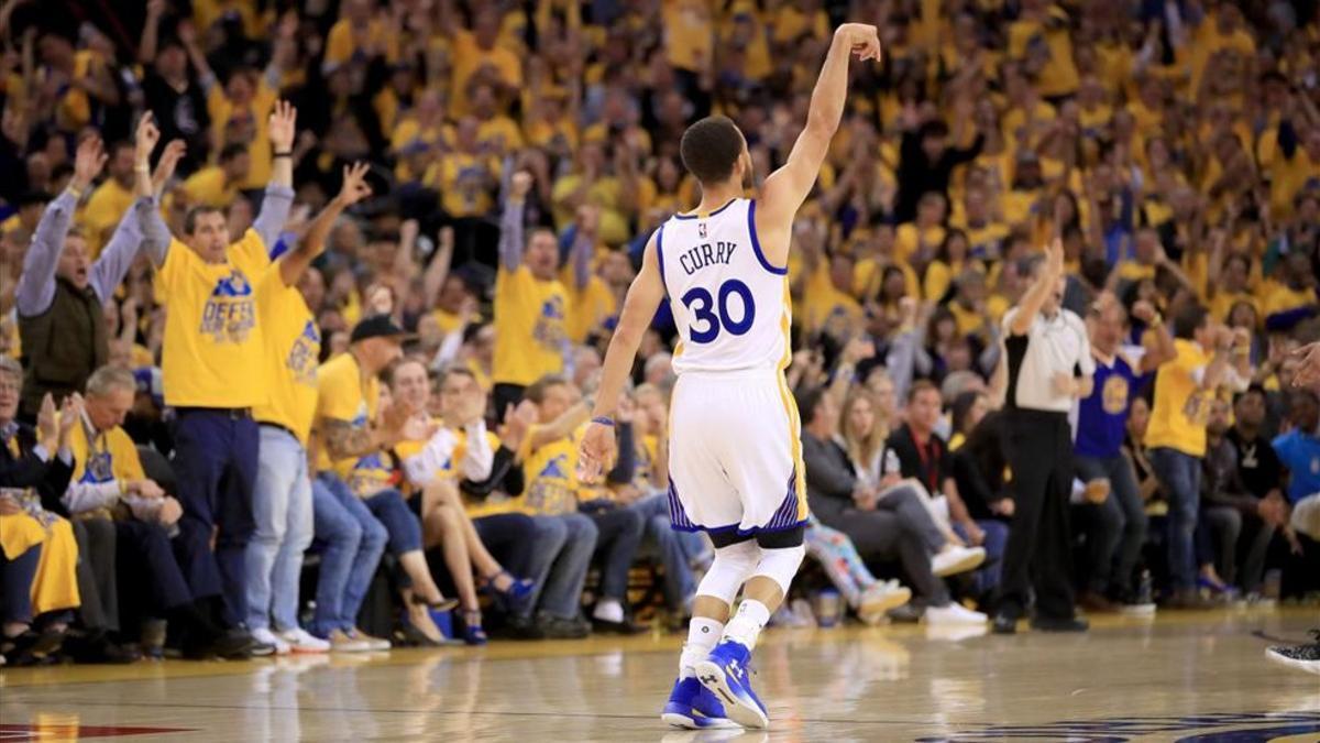 Curry celebra un triple con los fans del Oracle Arena