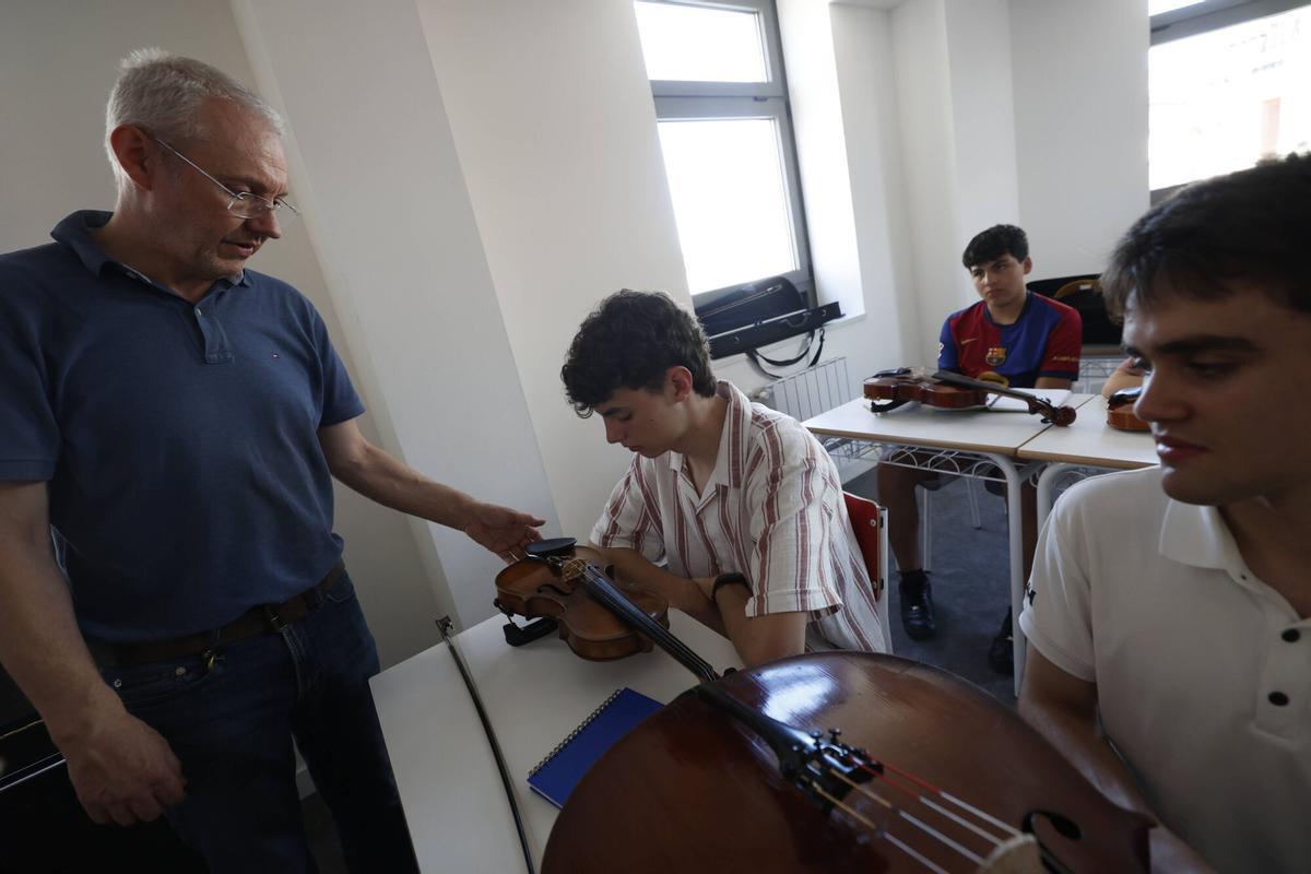 En imágenes: La última sesión del taller de luthería en el conservatorio de Avilés