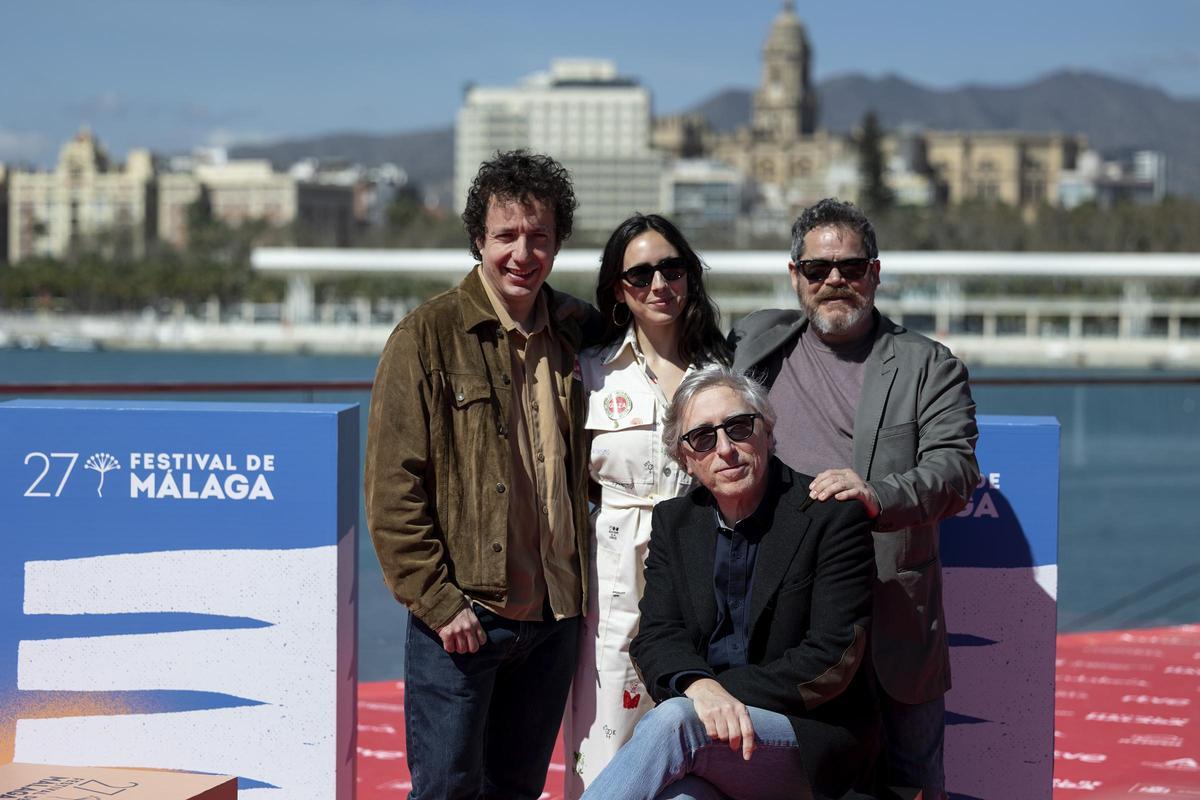 El director David Trueba (sentado) junto a los actores Vito Sanz (i), Macarena Sanz (c) y Jorge Sanz (d)