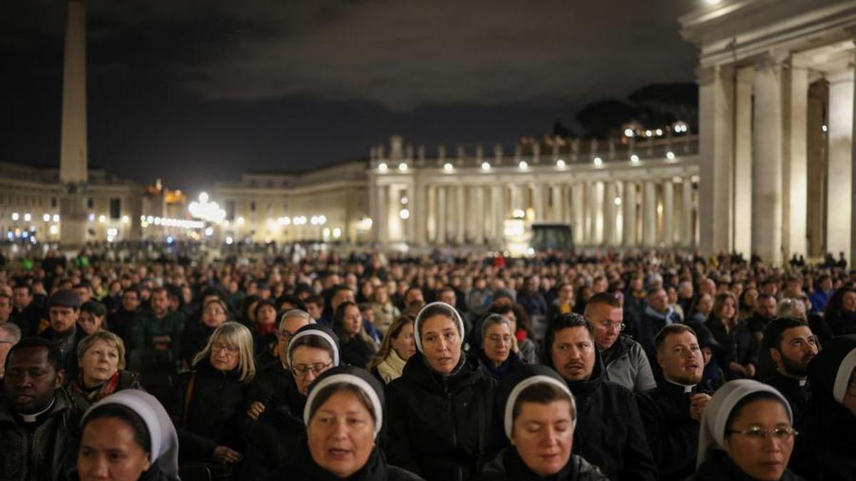 Fieles rezan mientras el papa Francisco sigue hospitalizado en el Vaticano