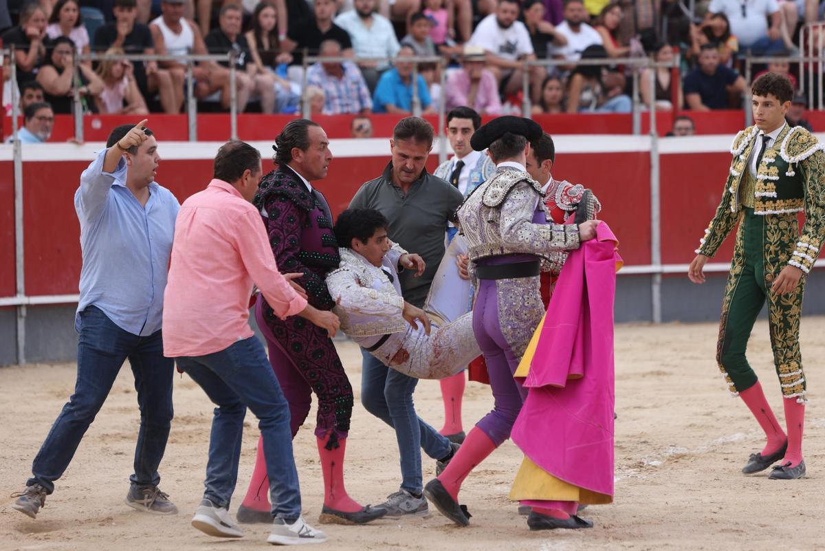 Joaquín Caro, mientras era trasladado a la enfermería de la plaza