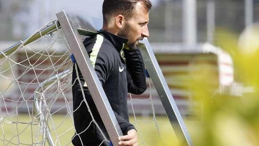 Aitor, entrenándose aye en el campo 1 de Mareo.